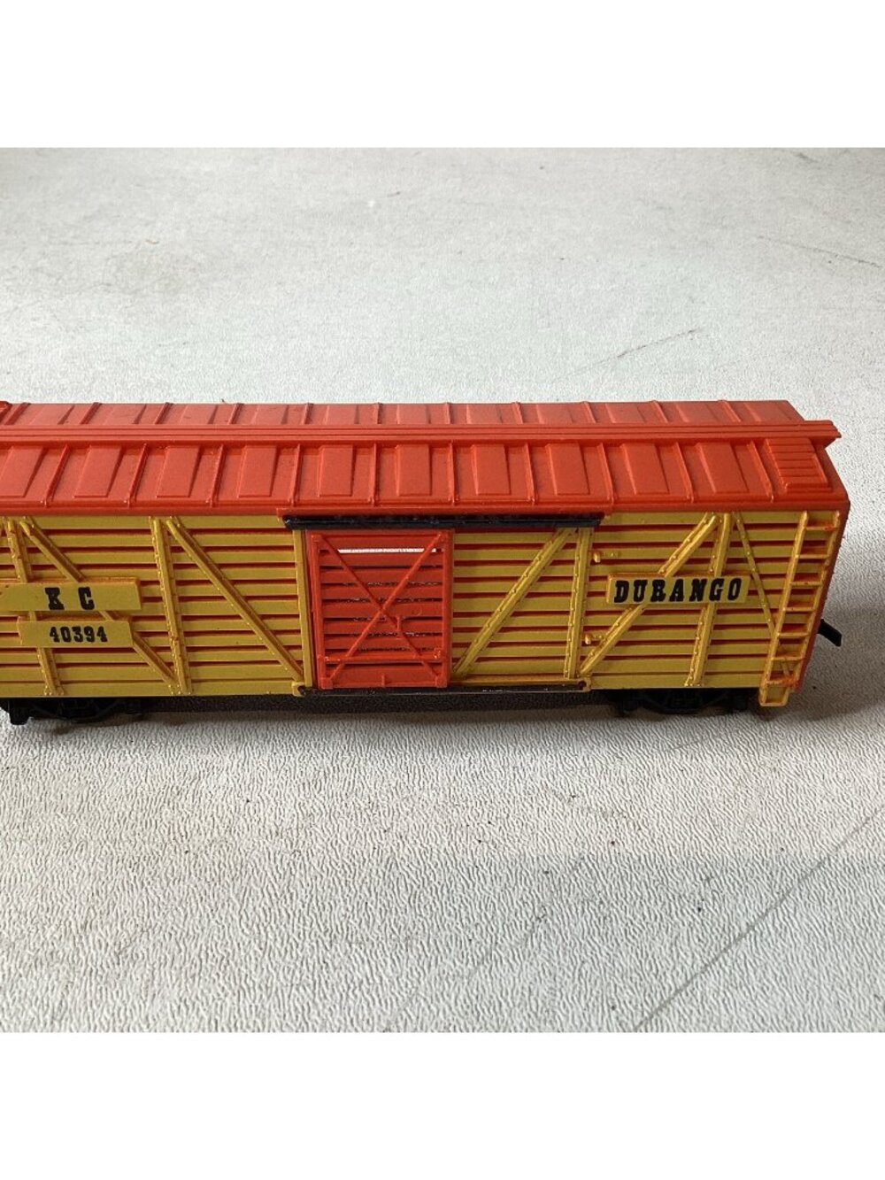 Tyco HO "Durango KC" Livestock Cattle Freight Train Car - 40394 Yellow & Orange